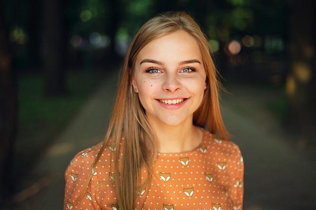 A young girl smiling with straight teeth